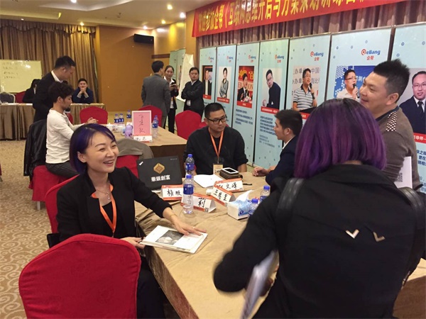 幫你拍個(gè)企業(yè)宣傳片，小瓜子雞年送你萬能福