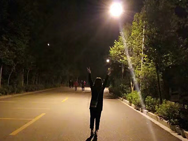 瓜子故事丨愿你學(xué)會(huì)，笑著低下頭！