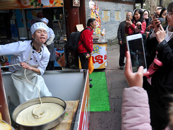 視頻制作讓拉面館爆紅20天，游客“五碗不過崗”