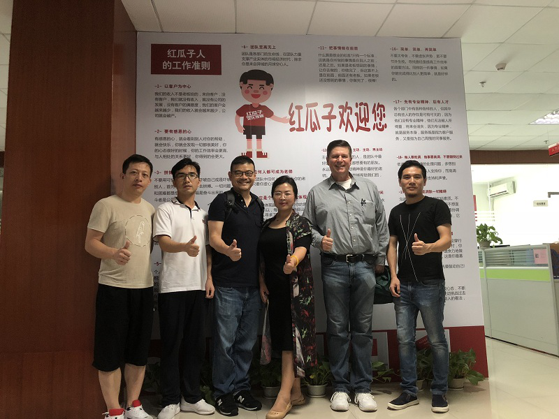 梁智維一行與莉凡姐妹創(chuàng)始人吳曉莉董事長一行參觀考察紅瓜子達(dá)成合作